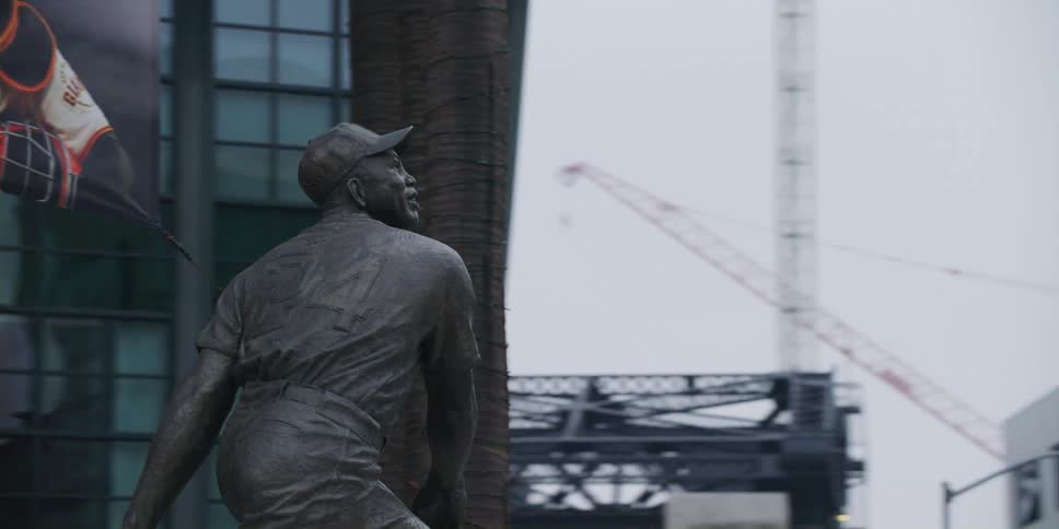 Willie mays statue on oracle park in san francisco