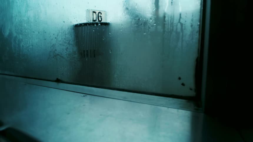 An empty room is displayed with condensation