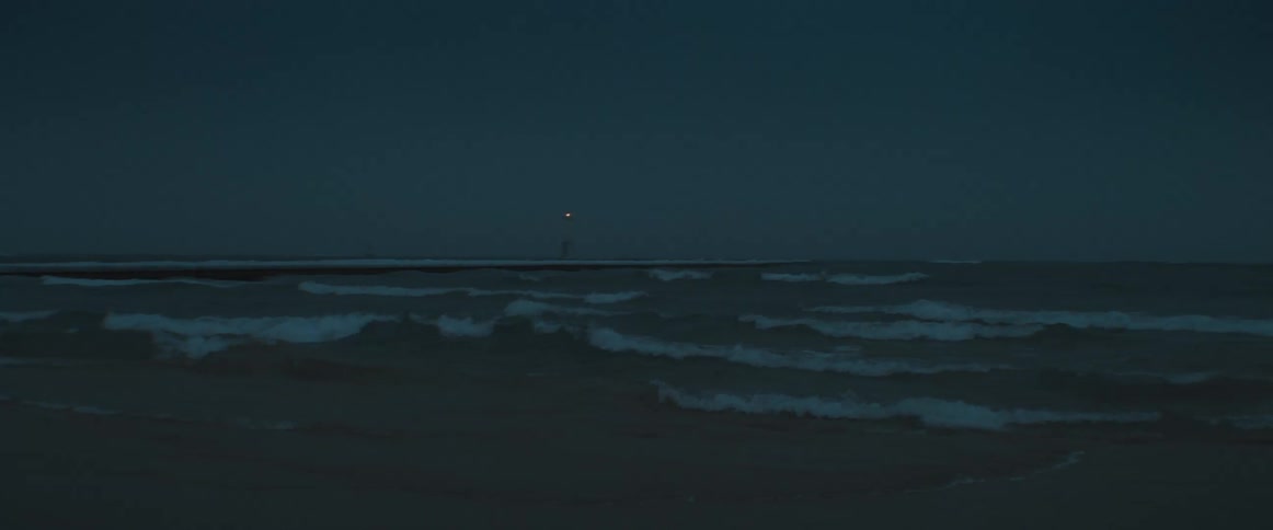 A view of waves crashing on the beach