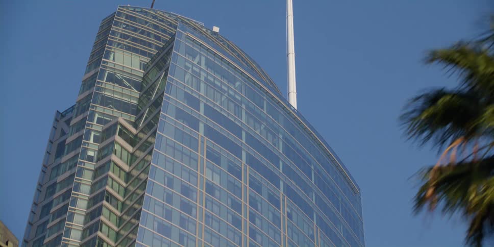 Talk spire topped skyscraper stands above bridge