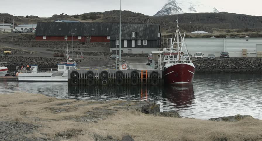 Small fishing boat sitting in a harbor