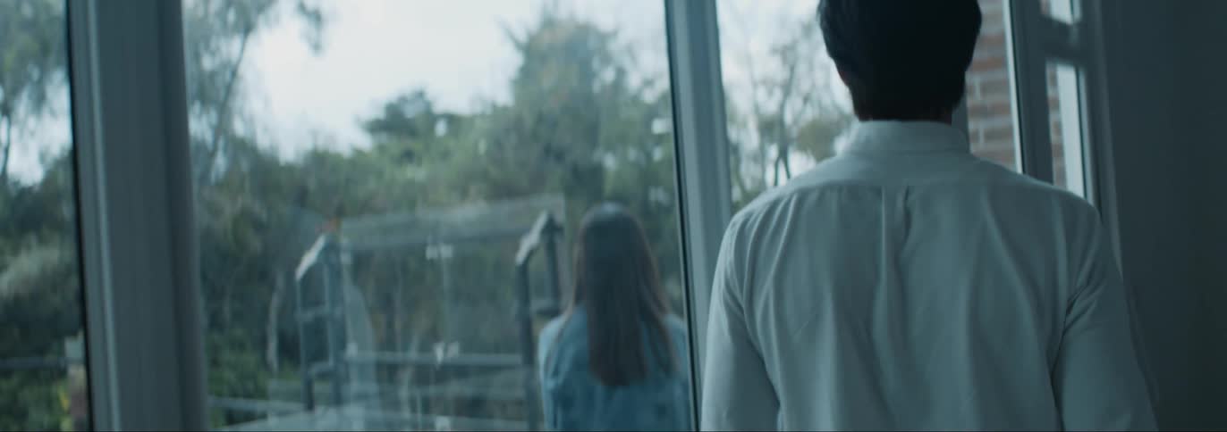 A man knocks on the window to contact a woman outside