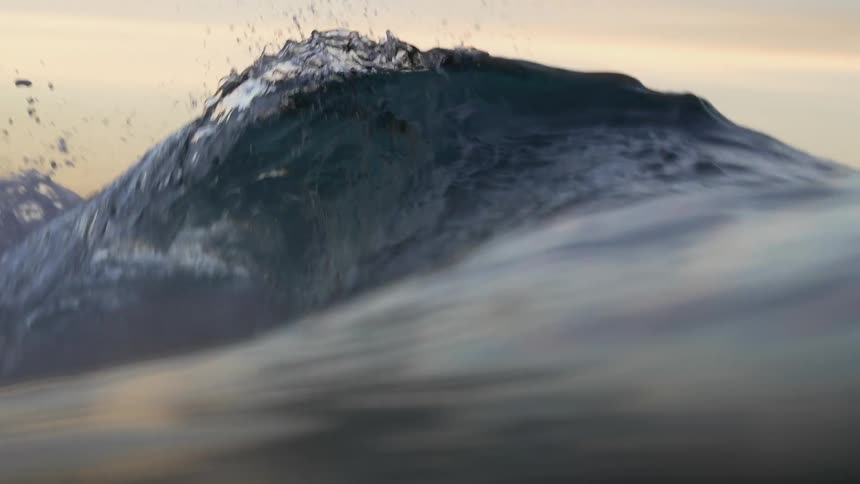 A view of waves crashing in the ocean