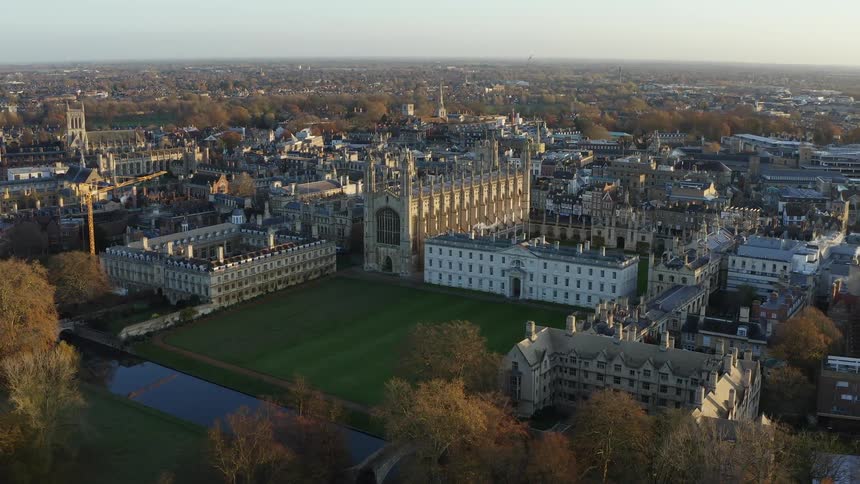 Kings college chapel at the university of cambridge with its green lawn
