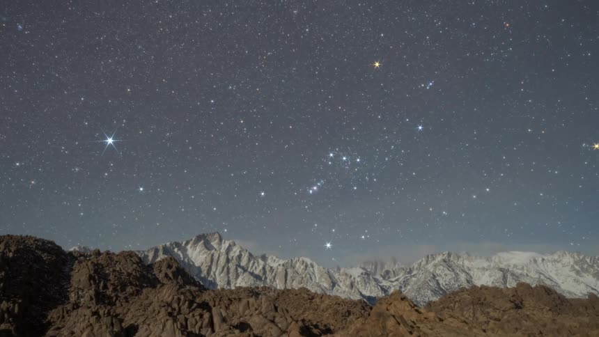 Many stars in the night sky over the mountains