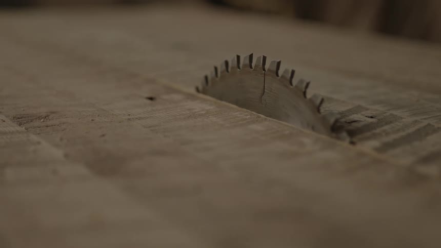 A table saw sits still
