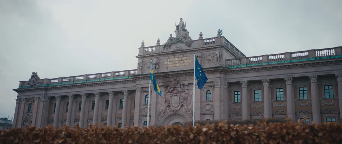 A government building under a cloudy daytime sky