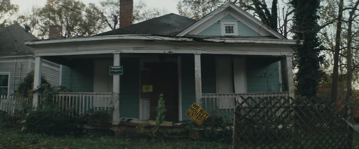 An old house in a neighborhood