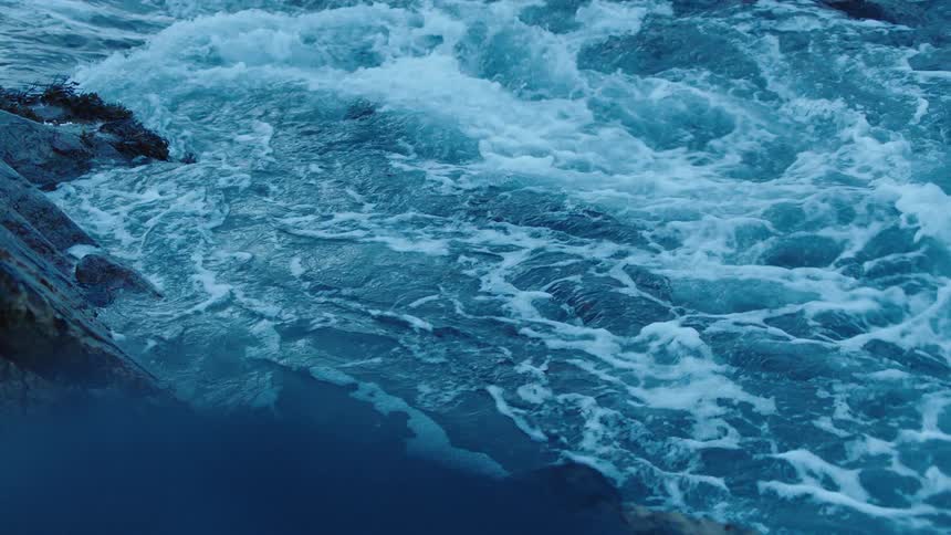 A view of waves crashing in the ocean