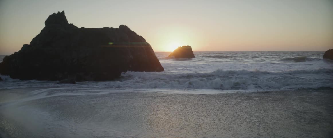 A view of waves crashing on the beach
