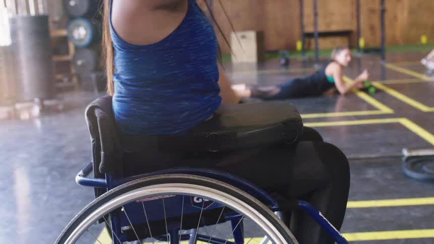 People are in a gym and working out