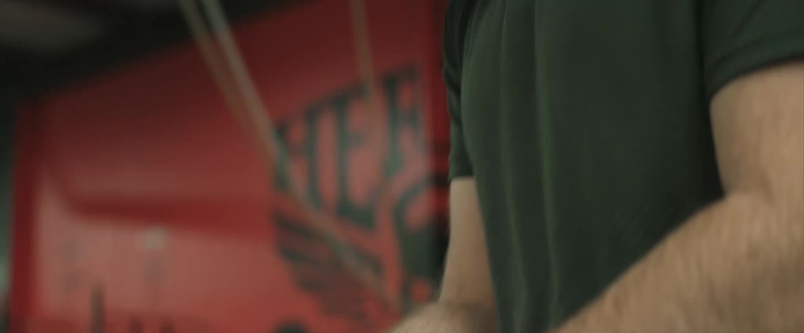 A man rubs chalk on his hands preparing to lift weights
