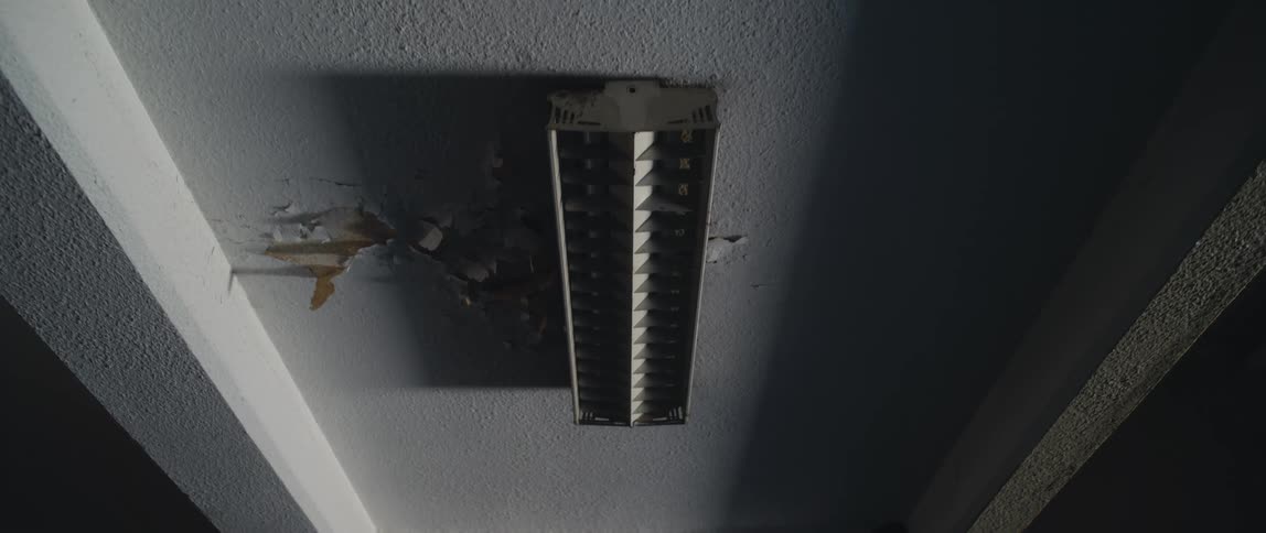 A view of a light fixture on the roof of a ceiling