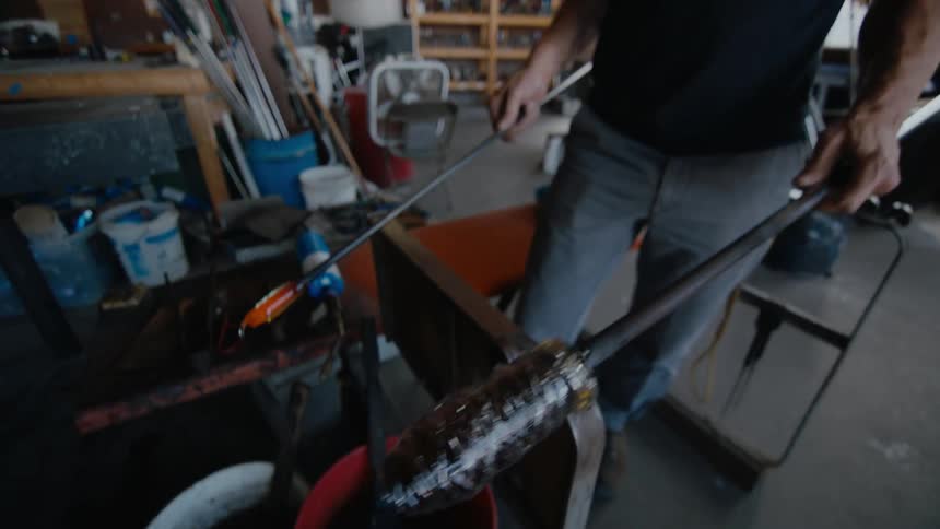 Pan from artist to moletn glass ready to sculpt