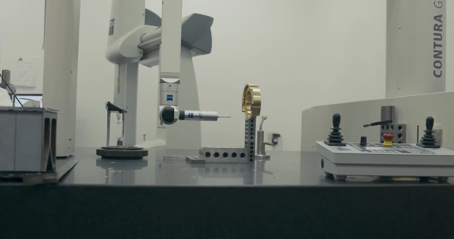Automatic zeiss measuring machine contura g2 working over a desk