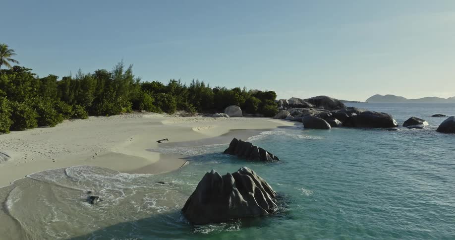 Ocean waves are moving towards the beach