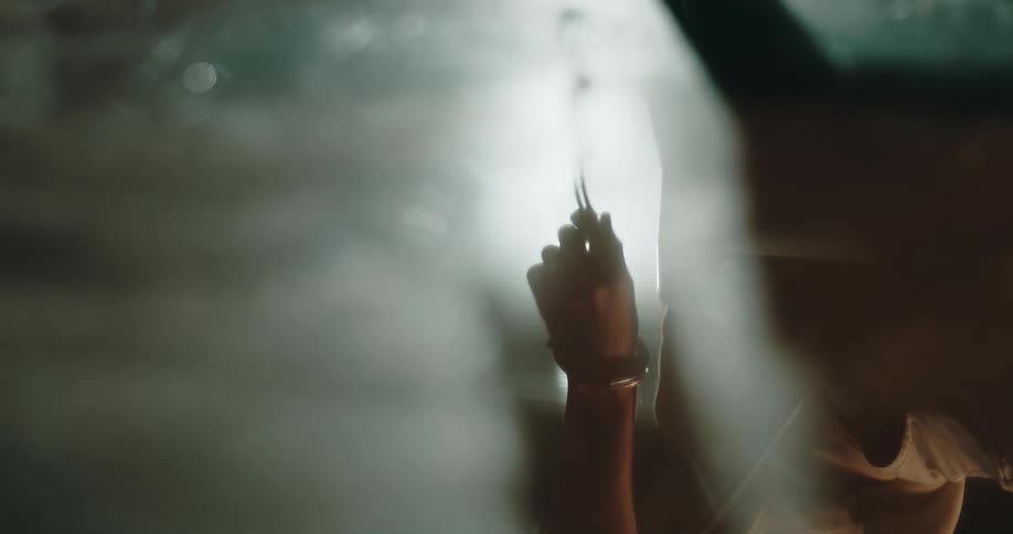 A person escapes from the handcuffs