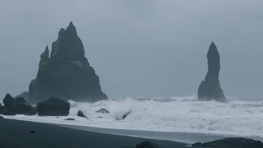 A view of waves crashing on the shore