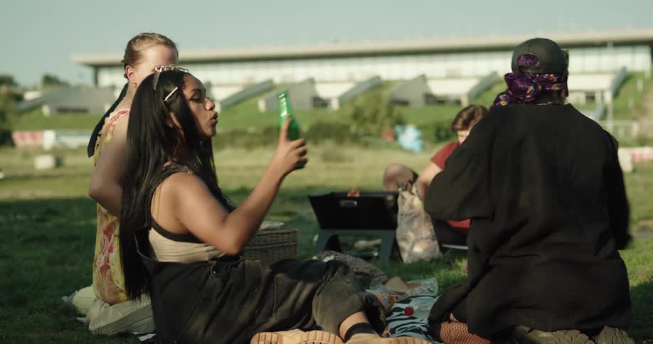 Friends drink beer at a picnic