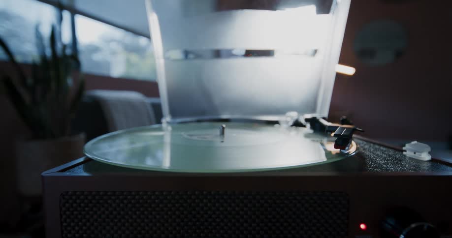 Vinyl record wobbles a bit while turning on record player turntable