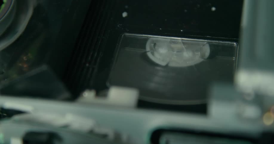 An automatic arm drops a disc drive which starts rotating