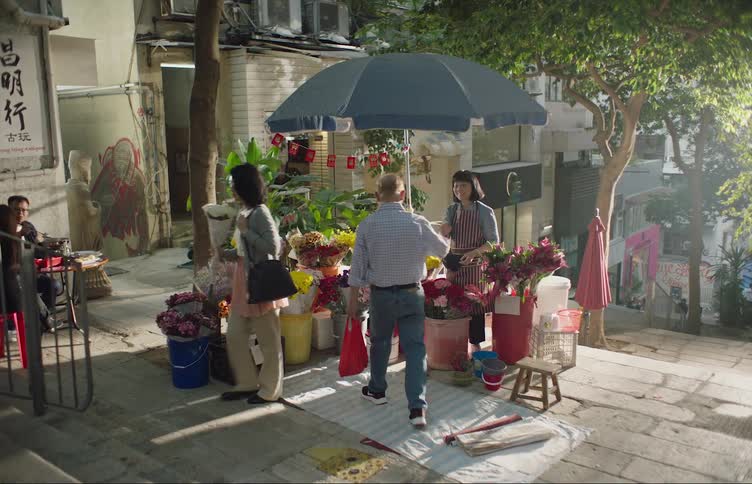 People eat and buy flowers in the market
