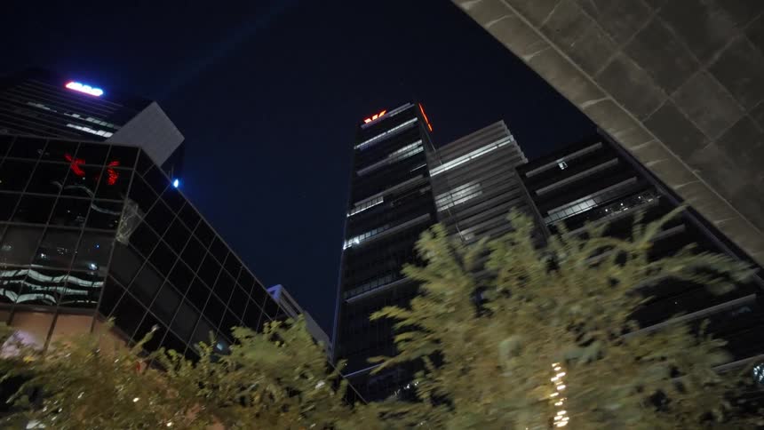 The tall building reaches into the sky