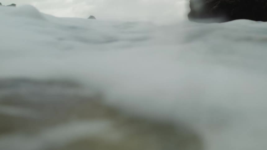 Ocean waves crashing in to the shore