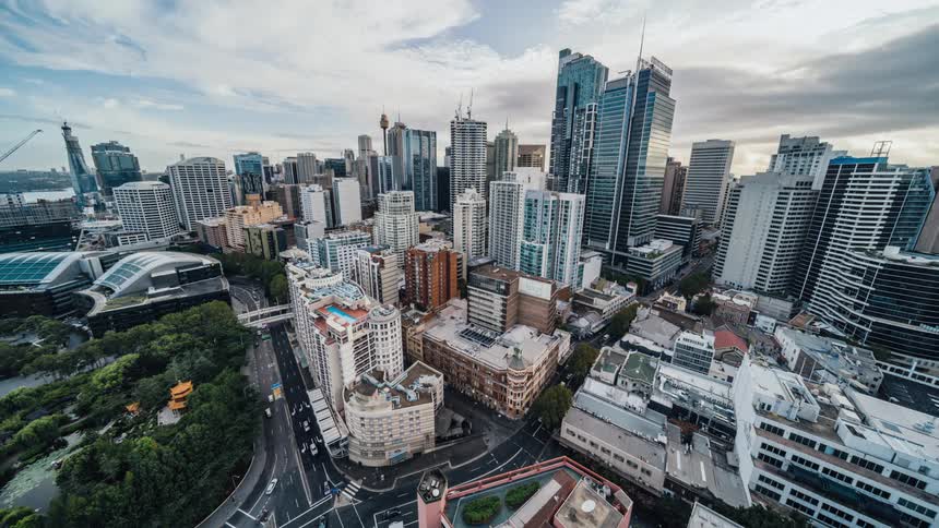 A view of the city in the middle of the daytime