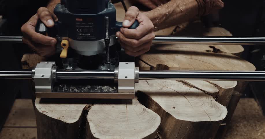 Man uses planer on wooden stump