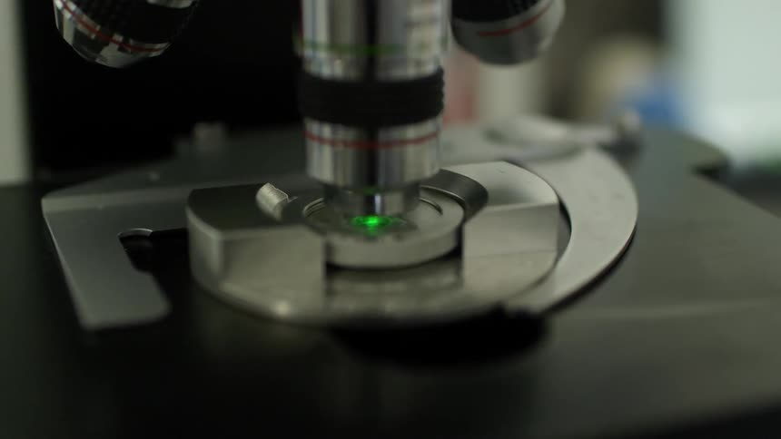 A microscope gives a green light in the center
