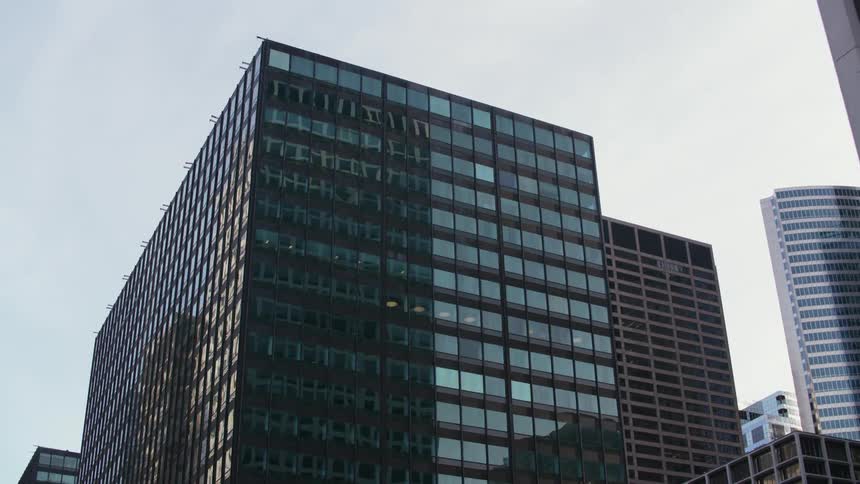 A rotating tilting view of chicago skyscrapers