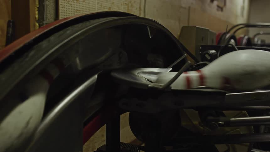 Bowling pins moving on a pin dispenser
