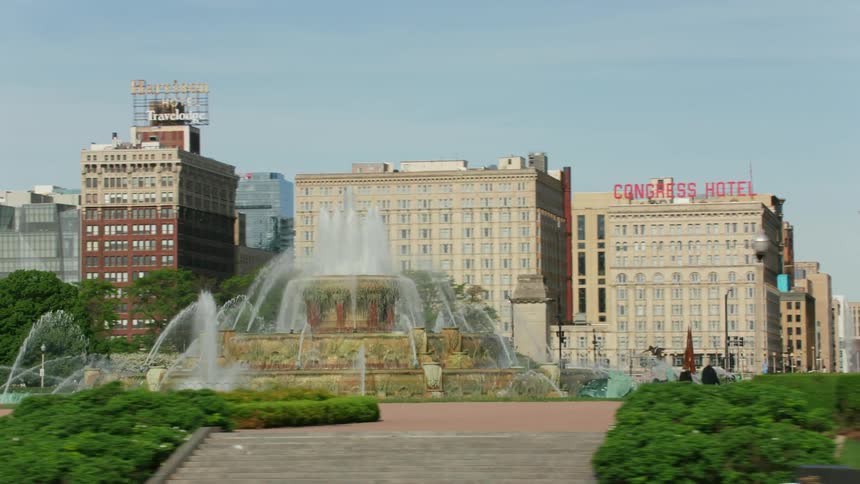 A view driving past Buckingham Fountain in Chicago