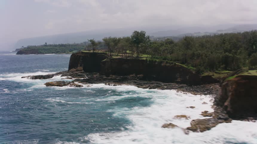 Ocean waves crashing in to the shore