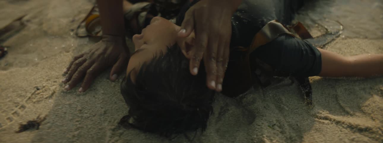 A man is trying to resuscitate an drowned woman