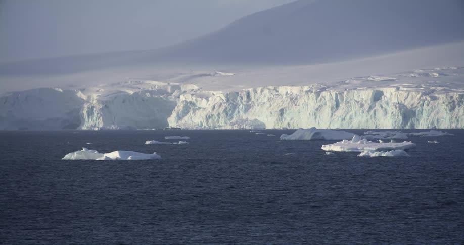 The large ice wall is near the ocean