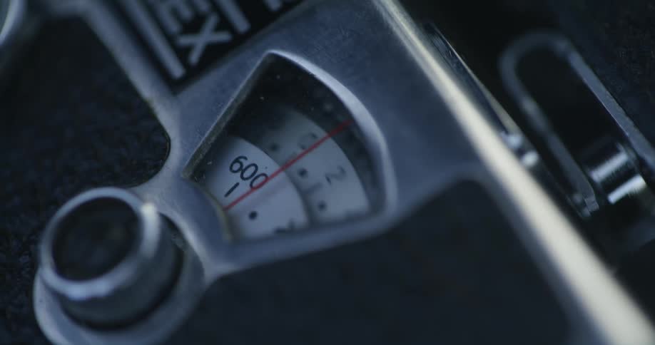 Rolling numbers on the dial of an analogic scale