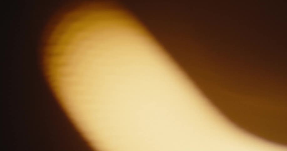 White light shakes and vibrates in the darkness