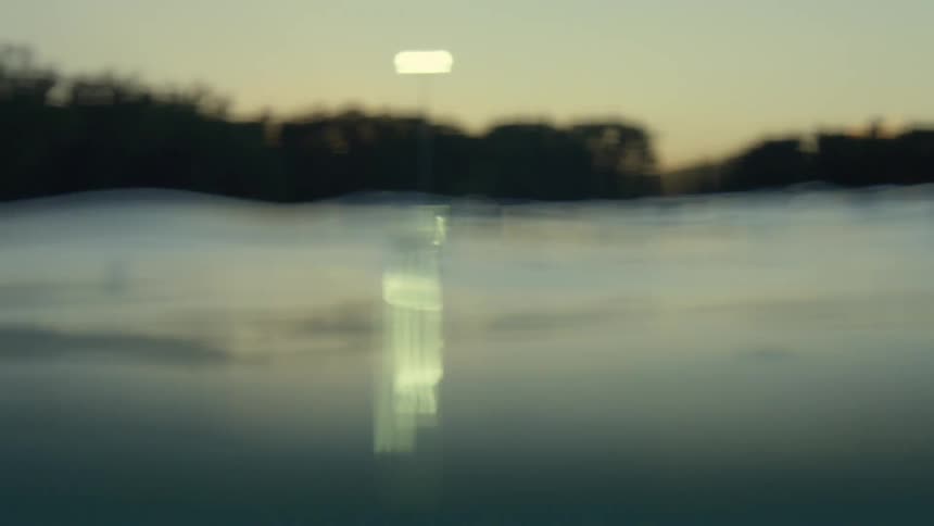 The water is moving in waves