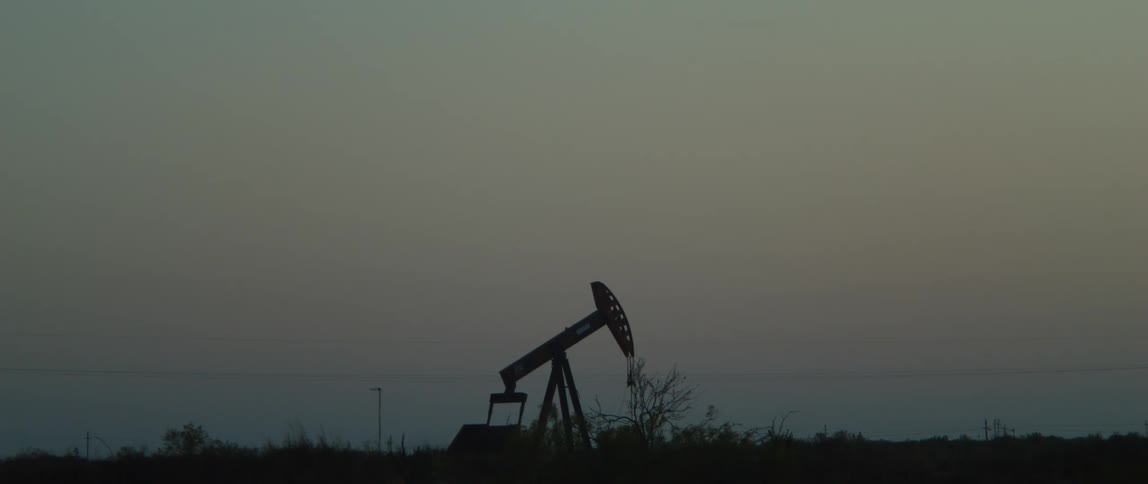 A view of an oil drilling rig