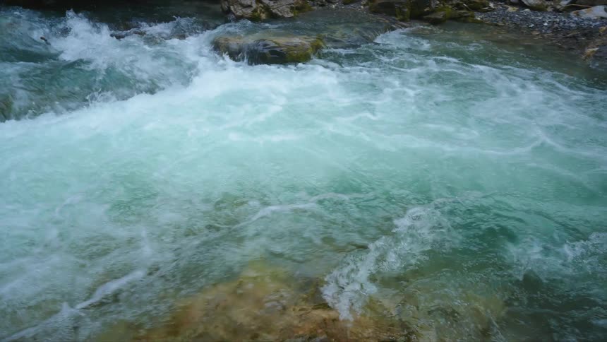 The stream runs over the stones