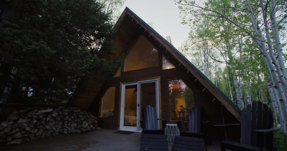 A small cabin is in the woods