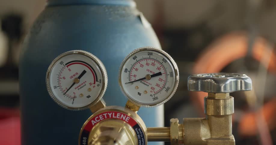 The needles on the acetylene regulator pressure gauges move back to zero