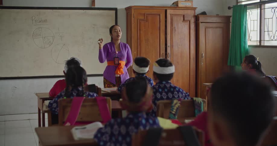 Children are listening to a lesson