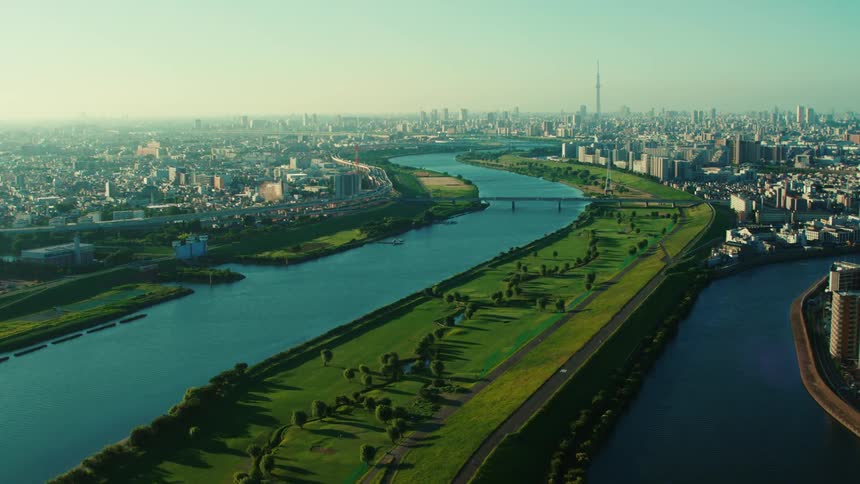 A river runs through a large green city
