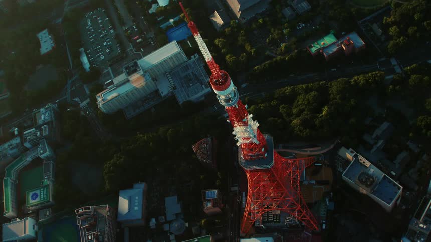 A large monument is in the middle of the city