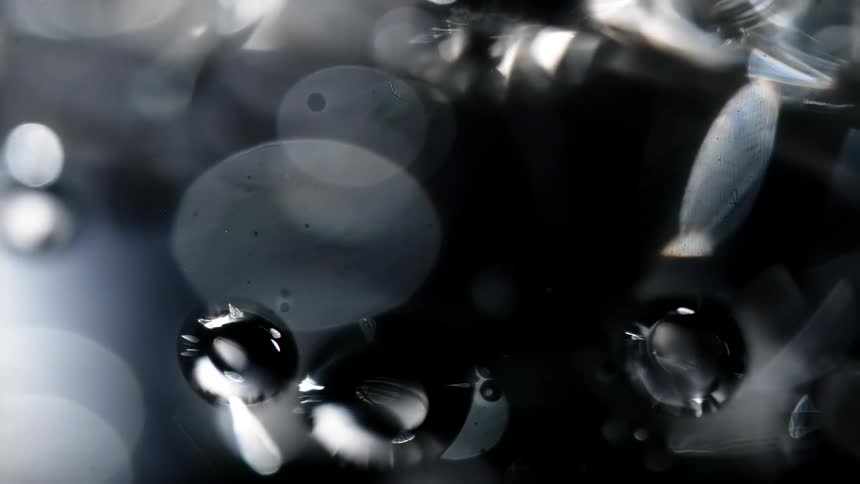 Flowing droplets of liquid