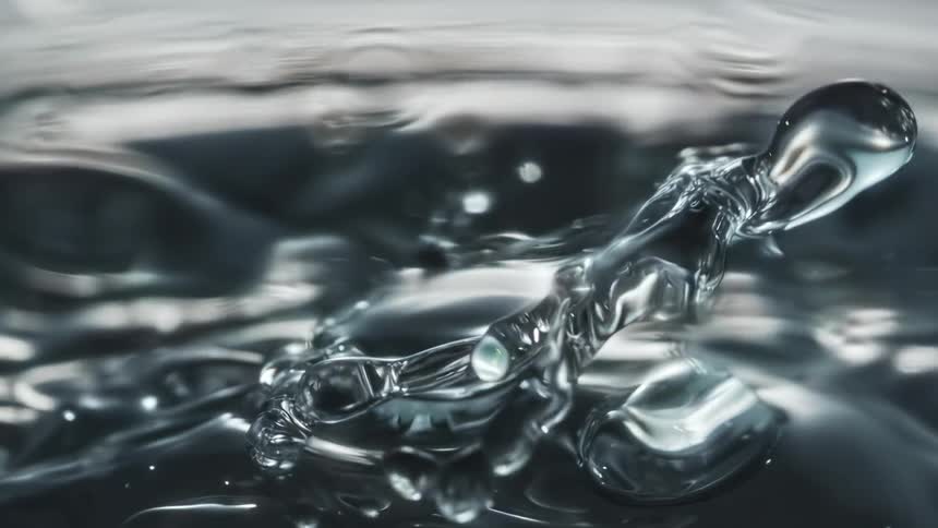 Droplets fall into water and ripple and splash