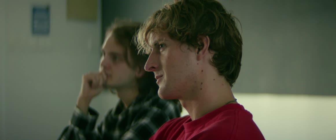 University students sitting on the classroom listening to the teacher